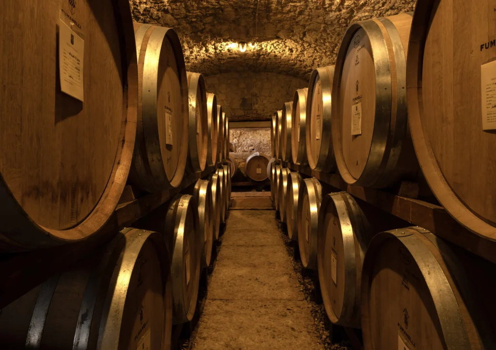 Cantina Fumanelli con botti di rovere allineate per l’affinamento dei vini nella Valpolicella.