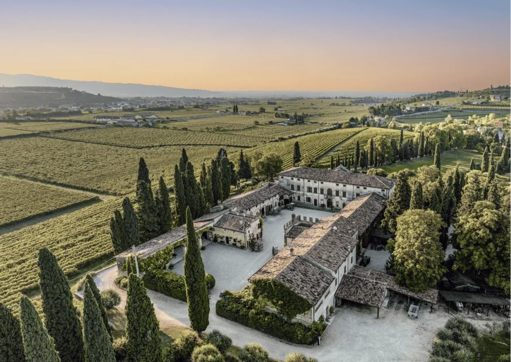 Vista panoramica della Tenuta Fumanelli immersa nei vigneti della Valpolicella al tramonto.