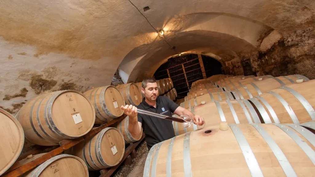 Controllo del vino in botte nella cantina Fumanelli