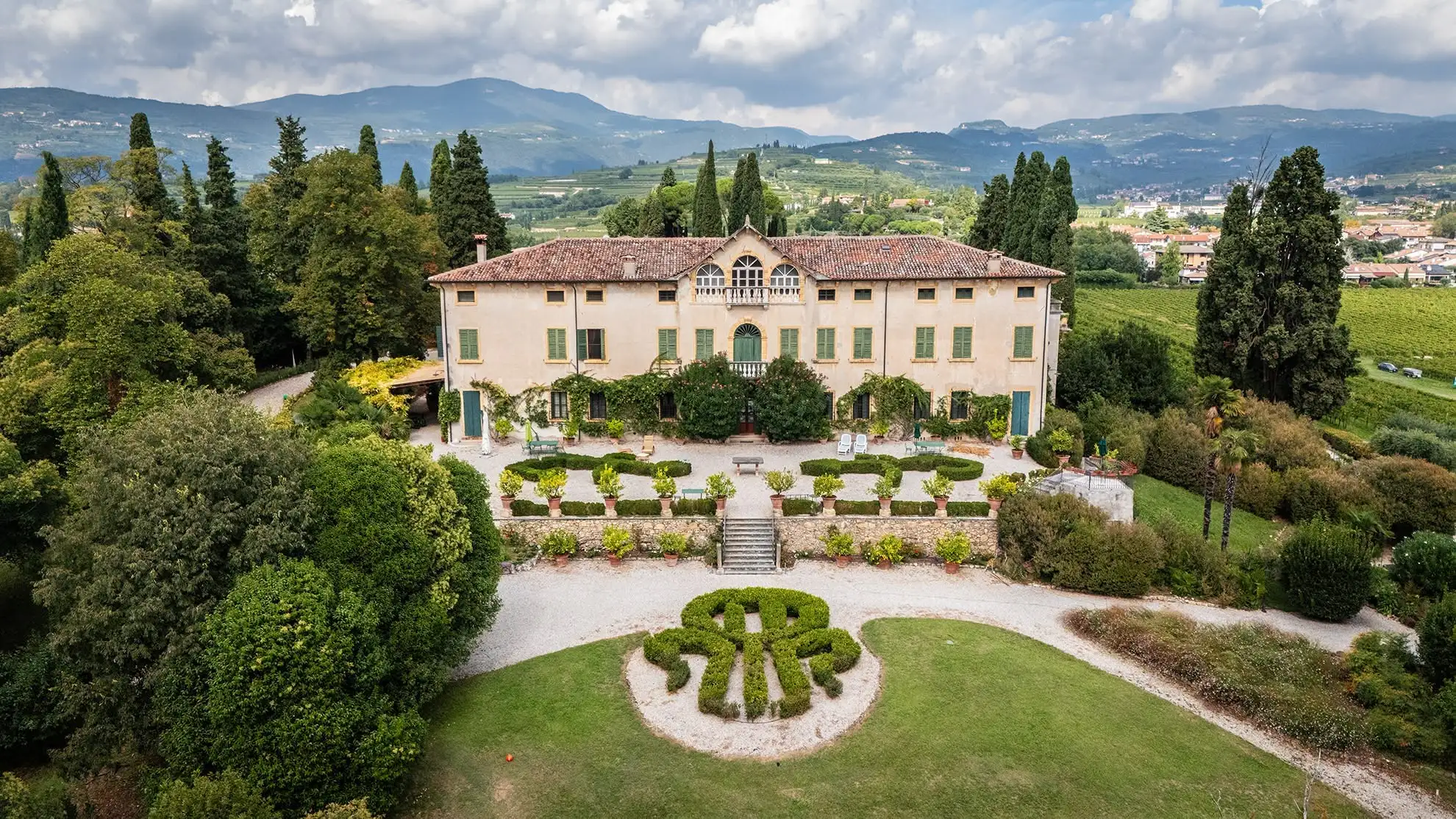 Vista panoramica della villa Marchesi Fumanelli immersa nel verde con giardino storico e vigneti circostanti in Valpolicella.