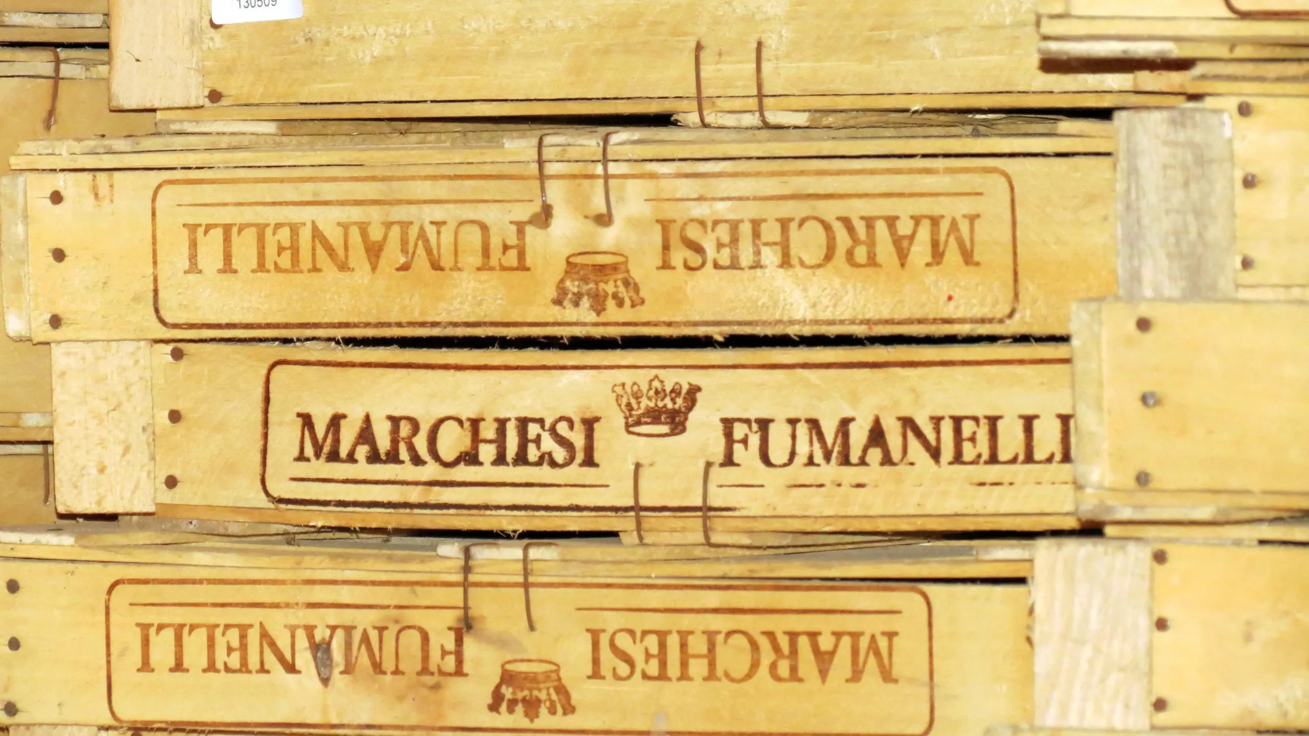 Cassette in legno marchiate Marchesi Fumanelli utilizzate per la raccolta e il trasporto dell’uva.