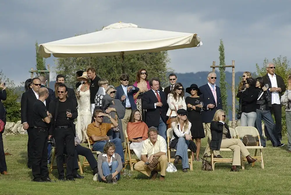 Evento all’aperto presso la tenuta Fumanelli con ospiti e atmosfera conviviale