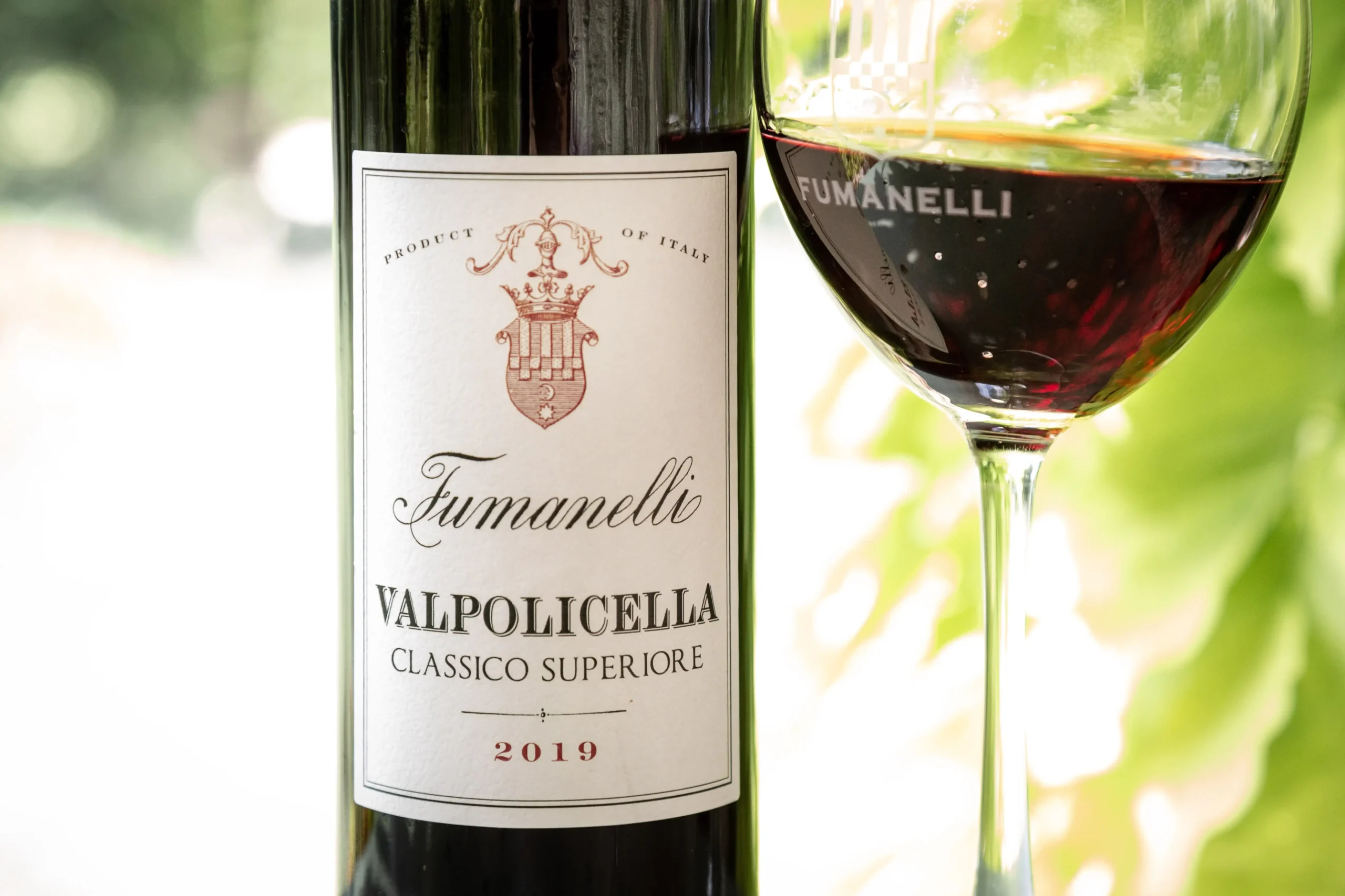 Bottiglia di Valpolicella Classico Superiore 2019 Fumanelli con calice di vino rosso