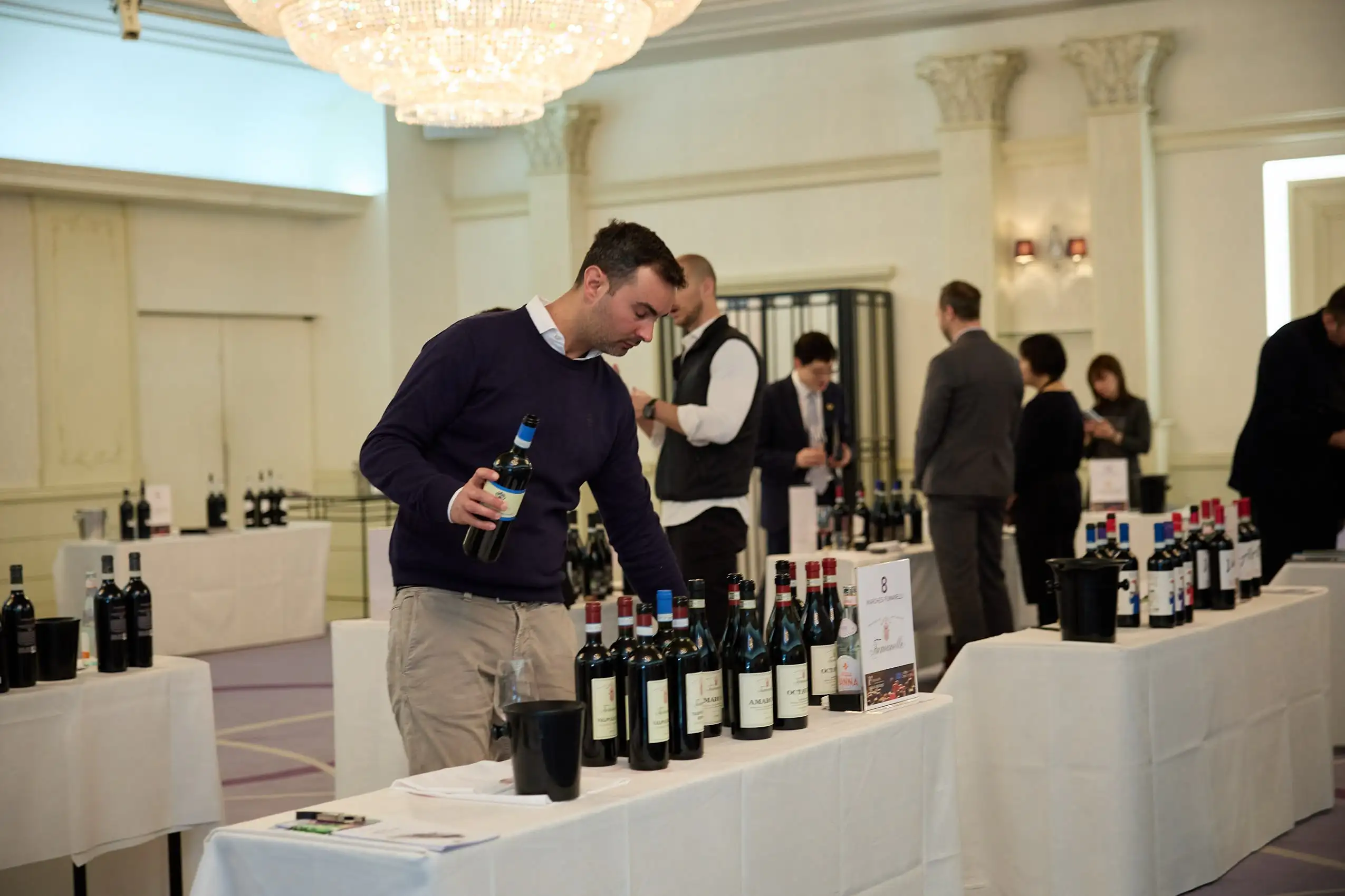 Presentazione vini Fumanelli durante evento enologico internazionale