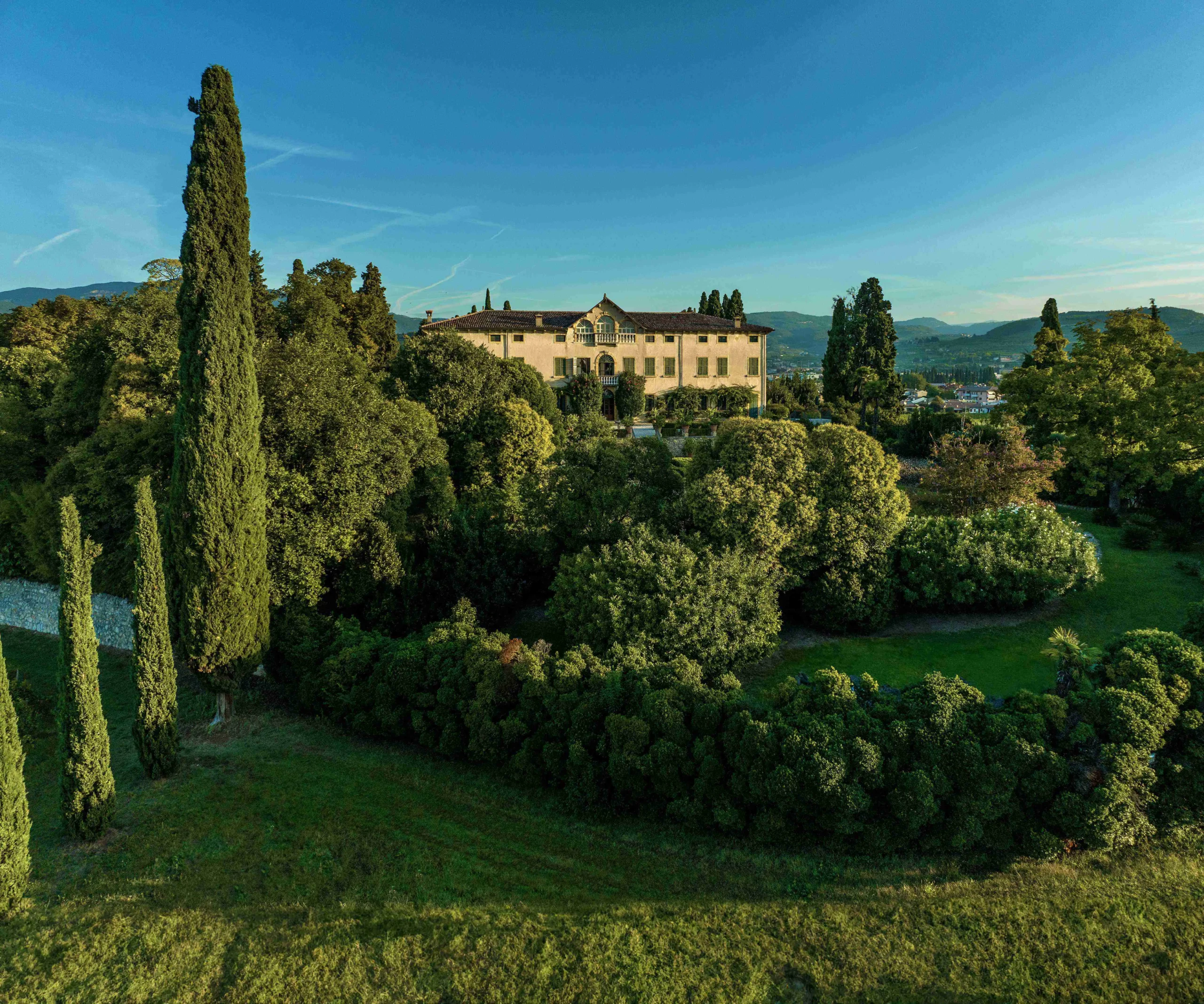 Villa Marchesi Fumanelli immersa nel verde della Valpolicella al tramonto.