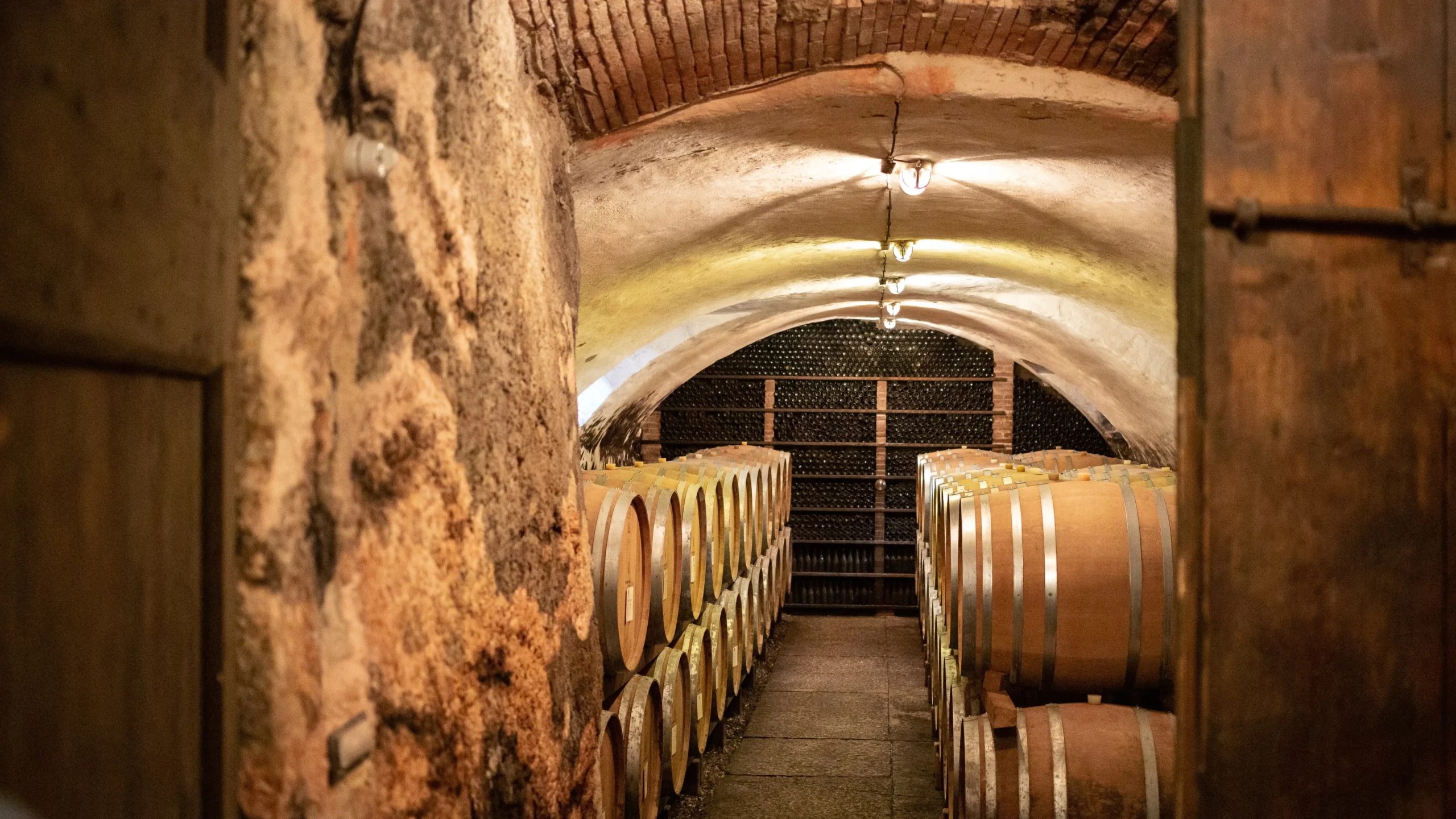 Cantina storica con botti in legno per l’affinamento dei vini Fumanelli