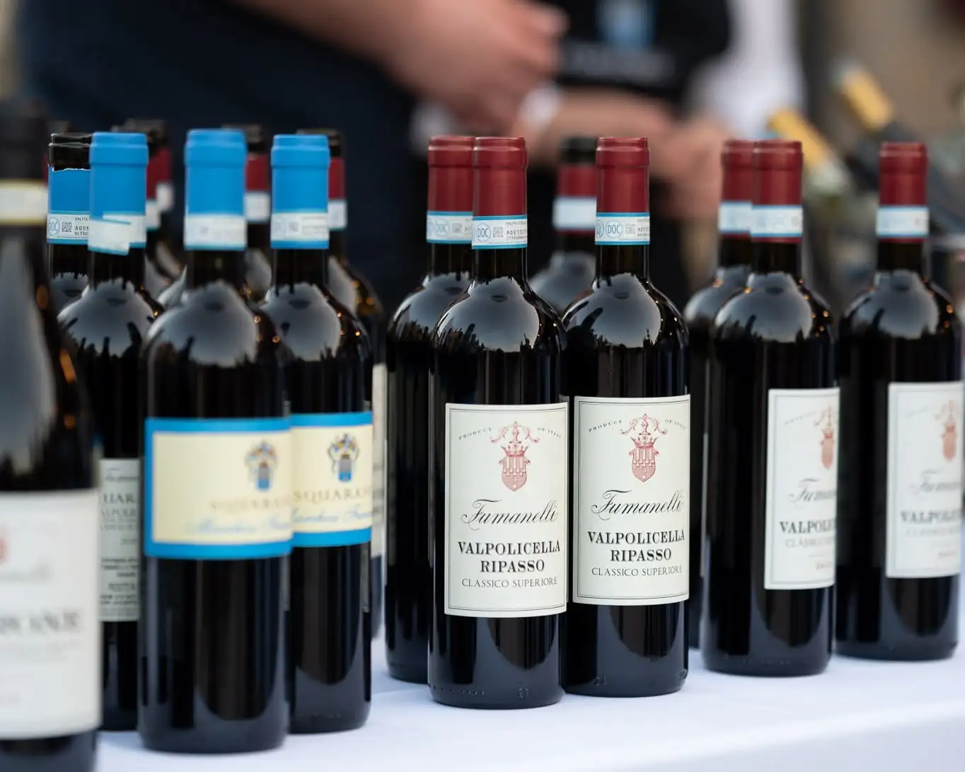Bottiglie di Valpolicella Ripasso Marchesi Fumanelli esposte a evento di degustazione