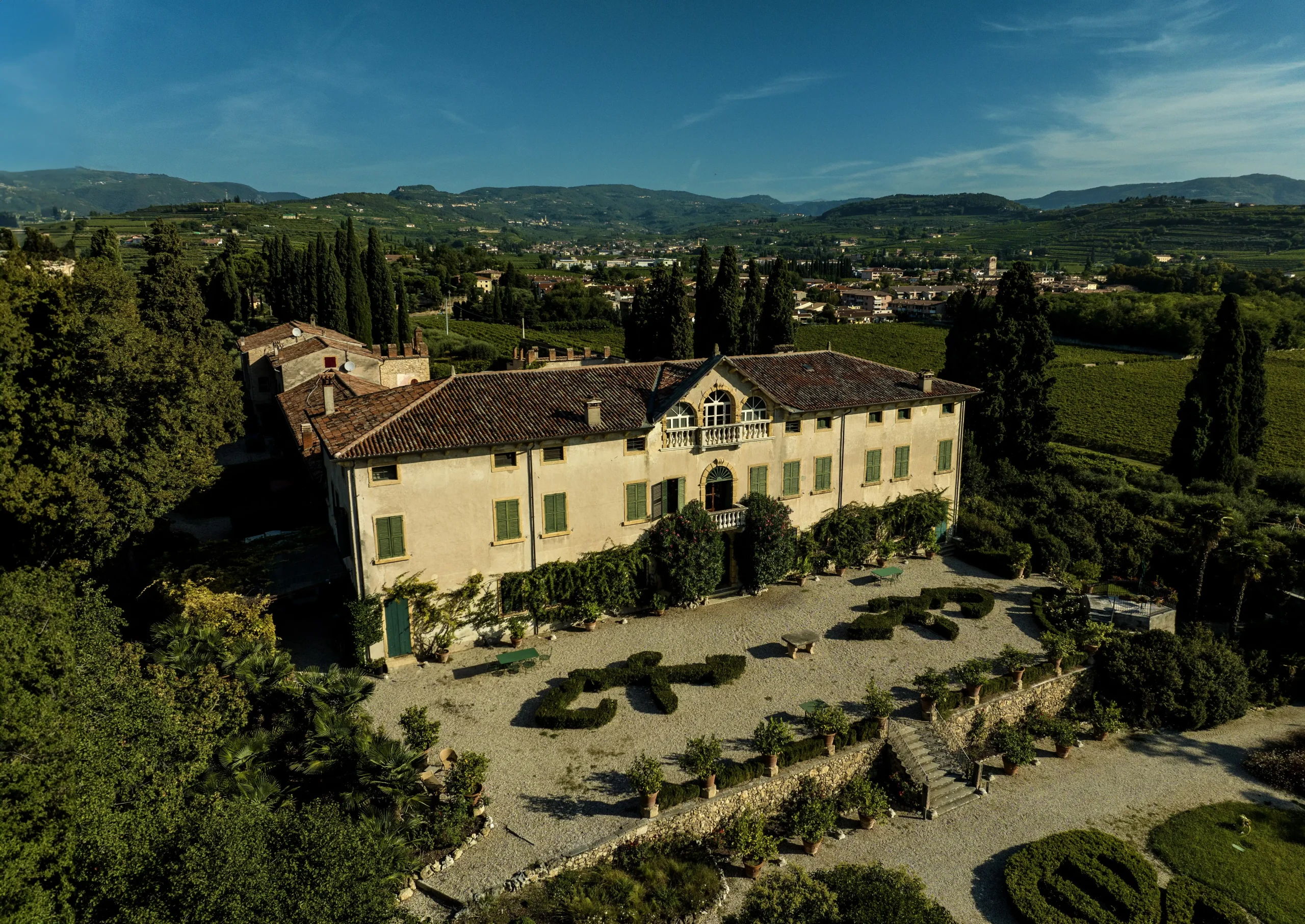 Villa Marchesi Fumanelli immersa nei vigneti della Valpolicella, vista aerea panoramica.