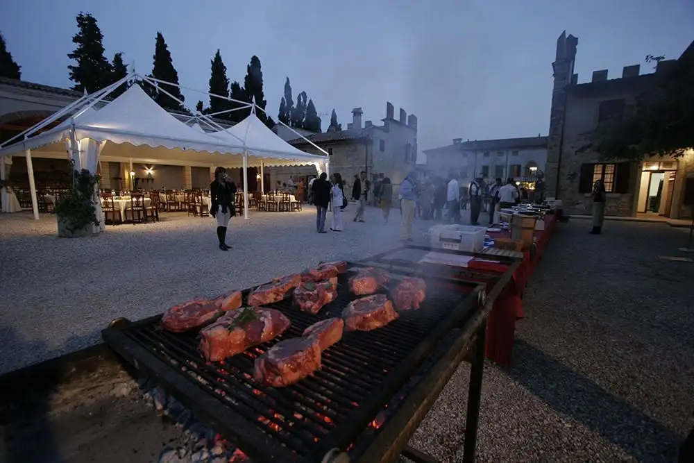 Grigliata serale all’aperto durante un evento alla tenuta Fumanelli in Valpolicella