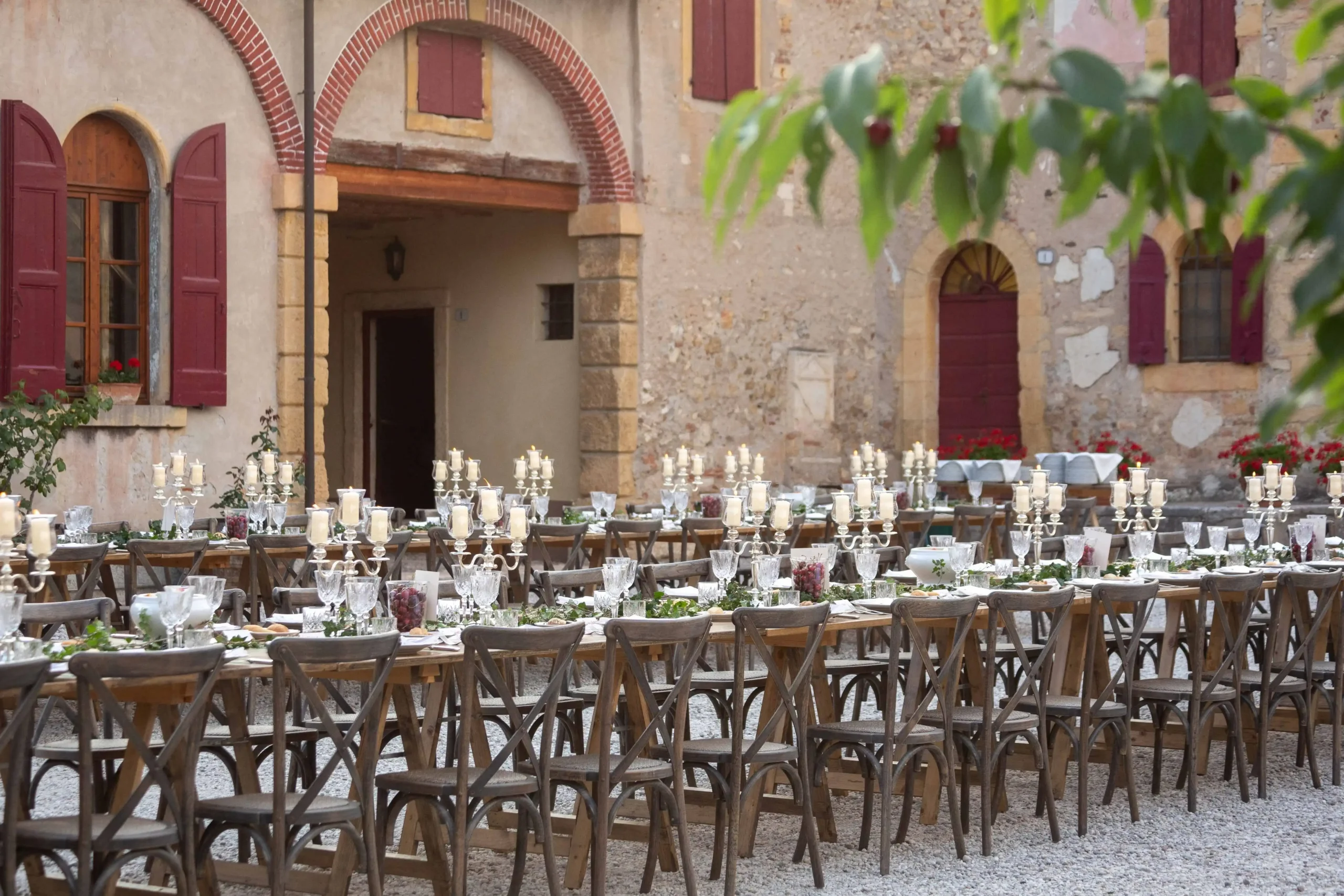 Allestimento elegante per ricevimento all’aperto alla tenuta Fumanelli in Valpolicella