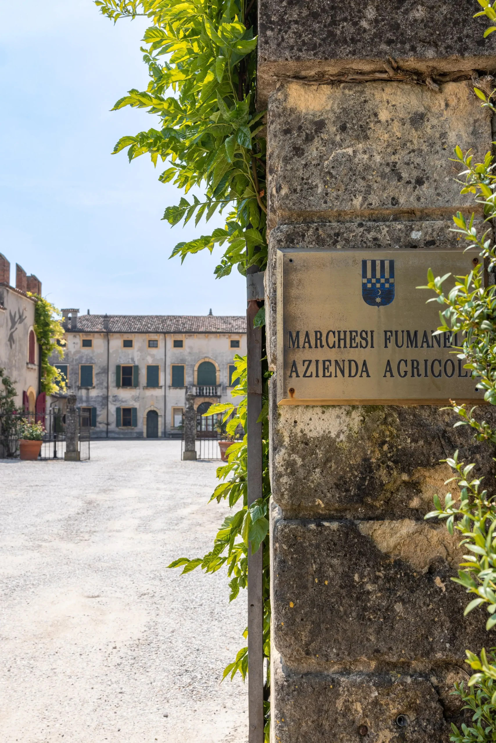 Ingresso dell’Azienda Agricola Marchesi Fumanelli con vista sulla corte interna.