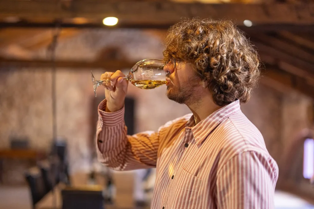 Degustazione di vino bianco nella sala Marchesi Fumanelli
