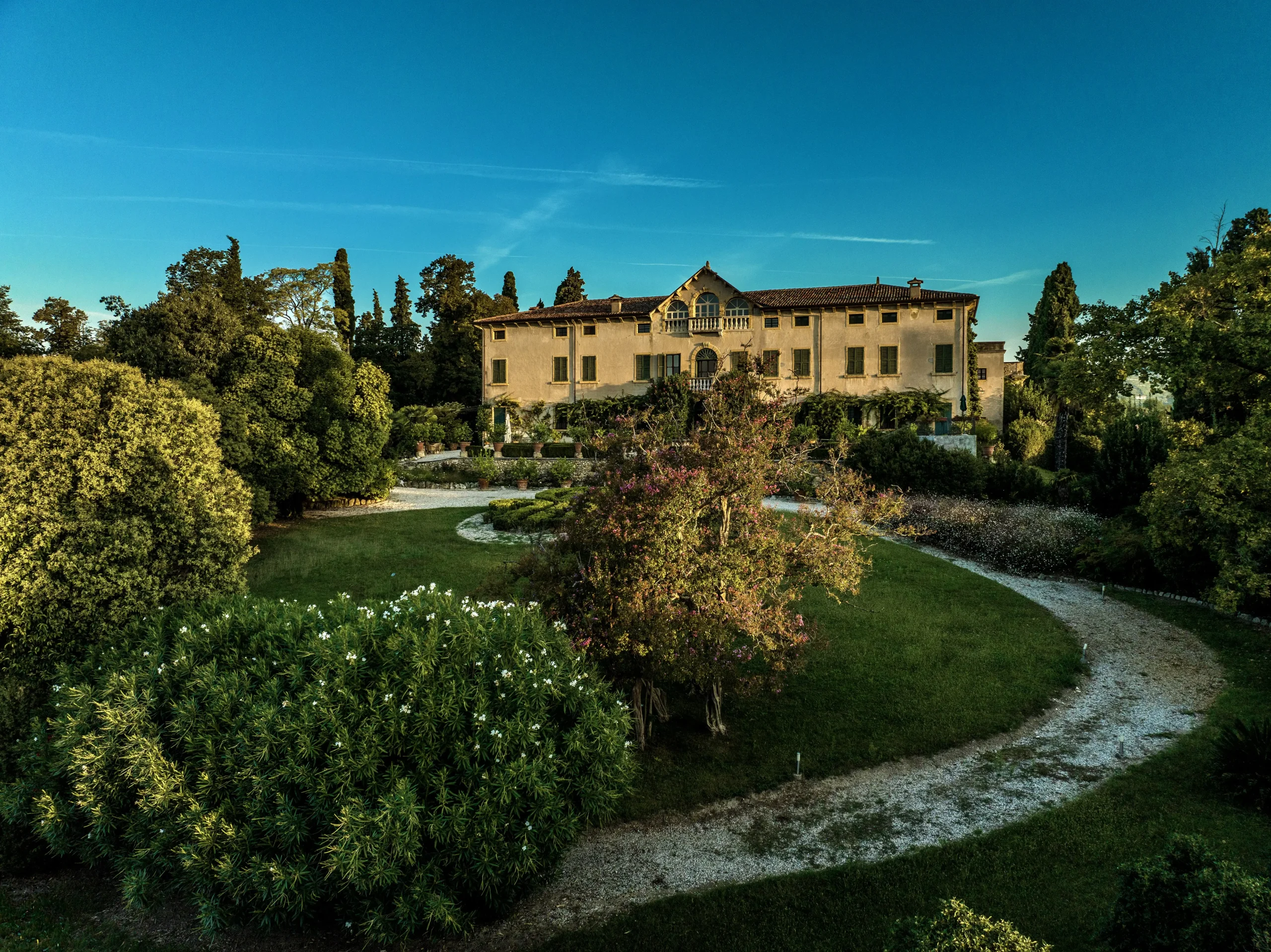 Villa Marchesi Fumanelli immersa nel verde della Valpolicella al tramonto.