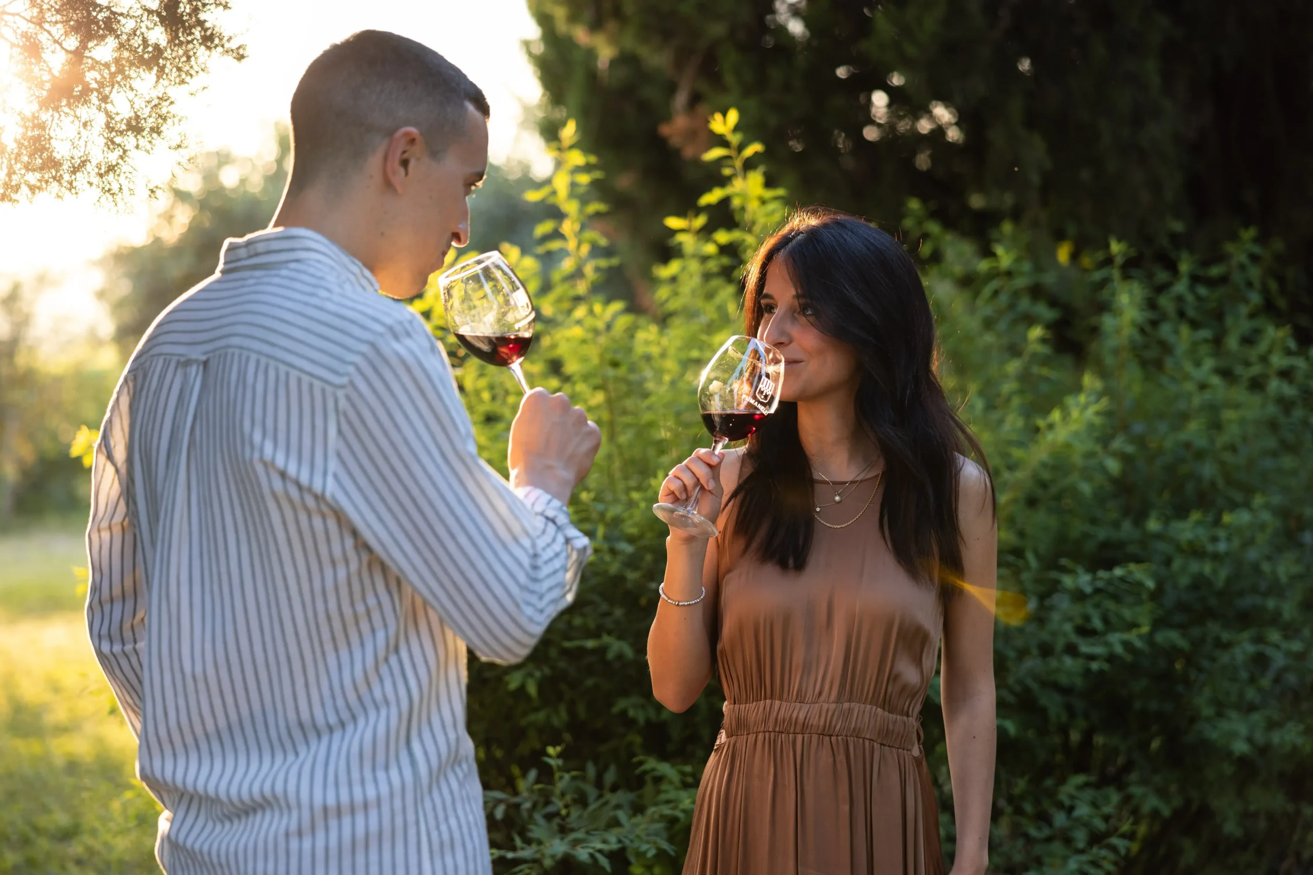 Degustazione di vino rosso Fumanelli al tramonto tra un uomo e una donna.