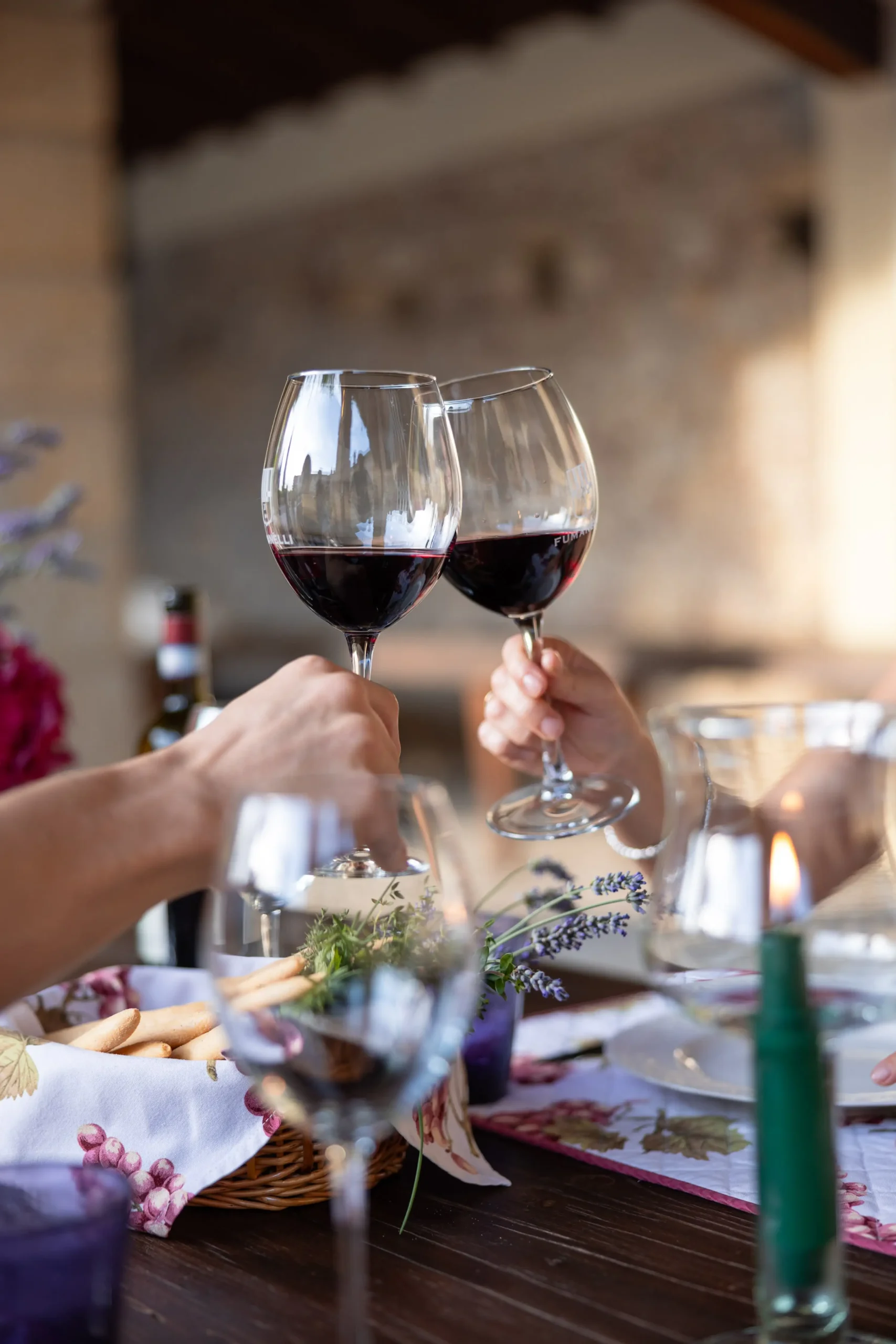 Brindisi con calici di vino rosso Fumanelli durante una degustazione all’aperto.