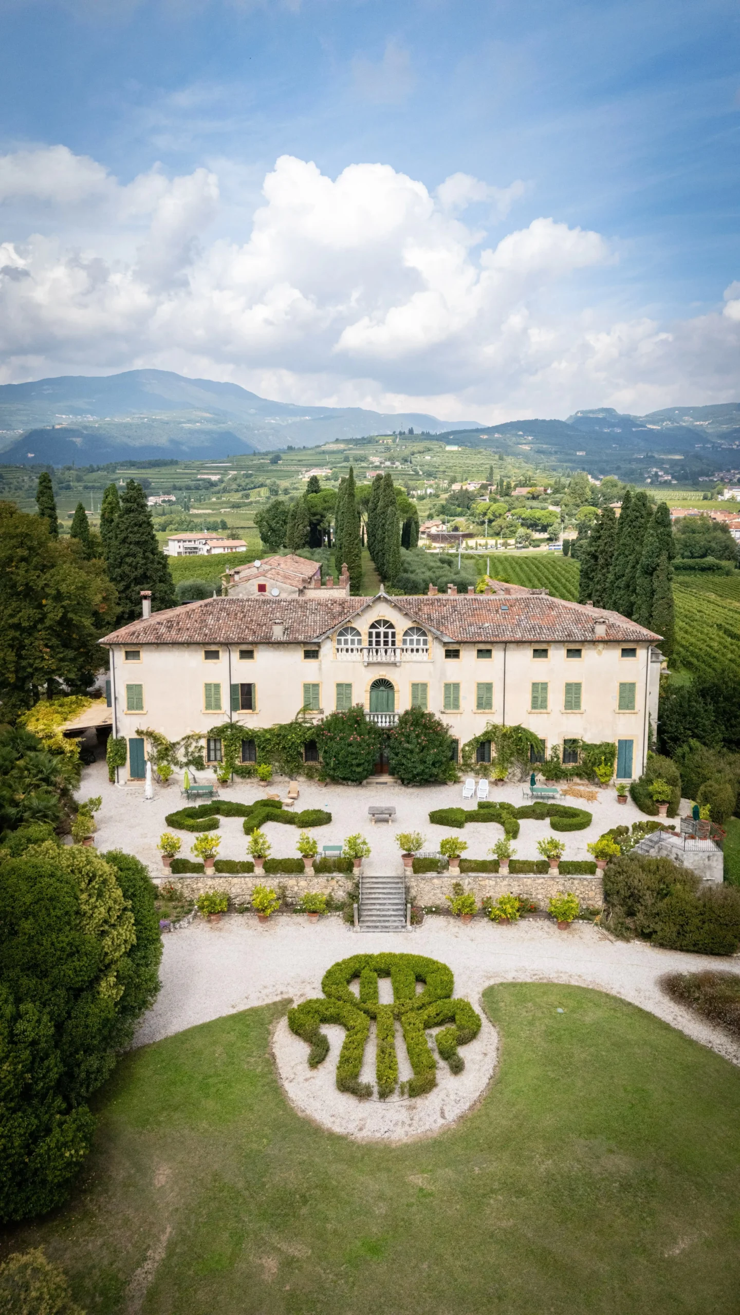 Facciata principale della villa Marchesi Fumanelli con giardino storico e panorama sulla Valpolicella.