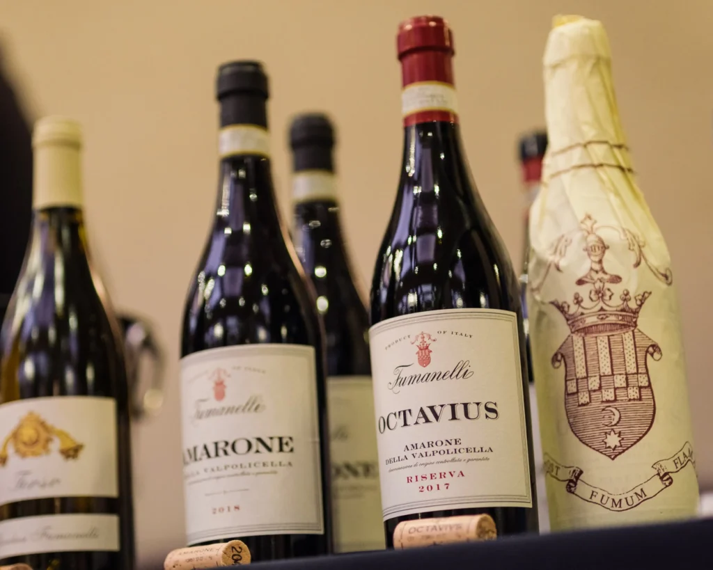 Bottiglie di vino Fumanelli in esposizione, tra cui Amarone della Valpolicella 2018 e Octavius Riserva 2017.