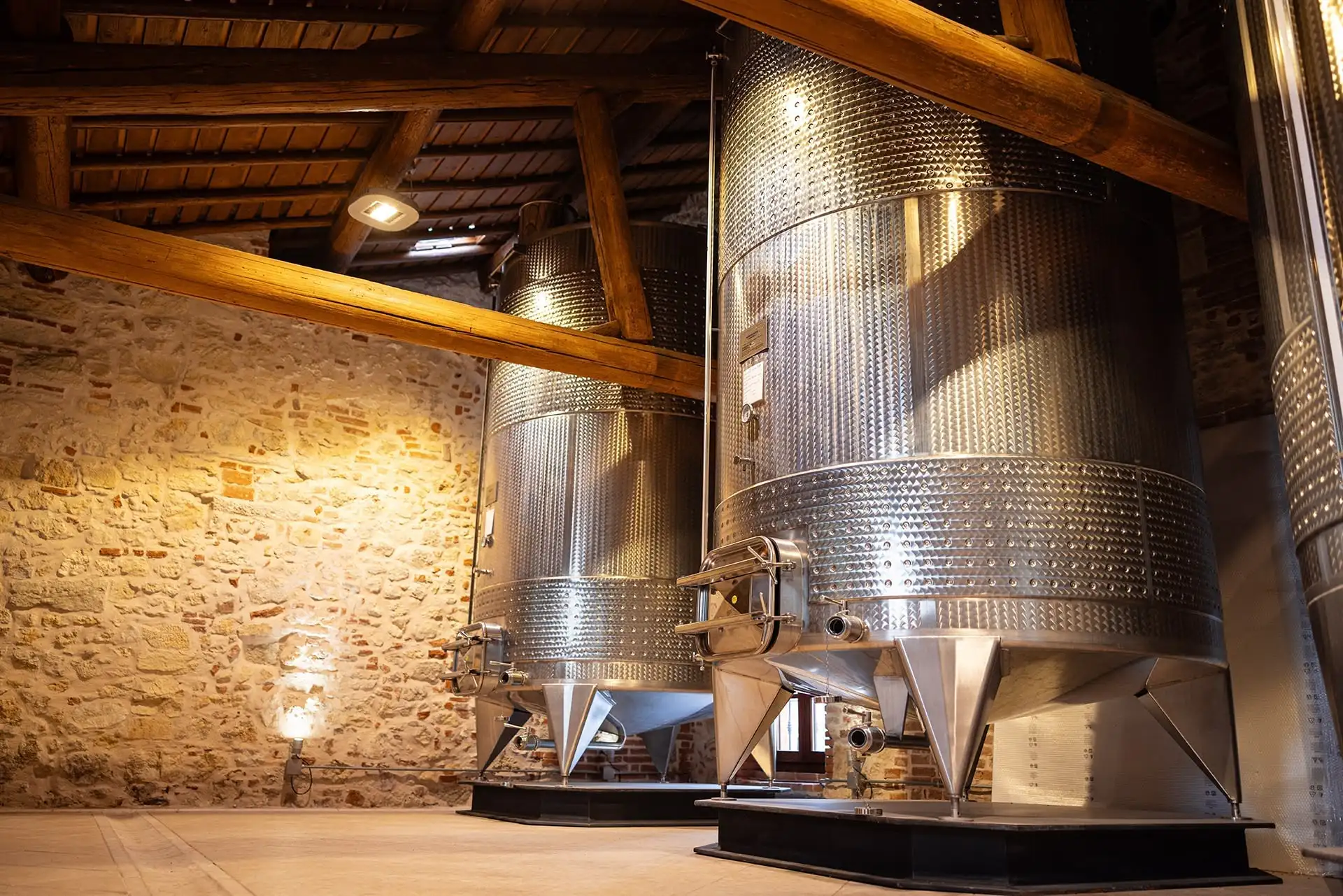 Serbatoi in acciaio inox per la vinificazione presso la cantina Fumanelli